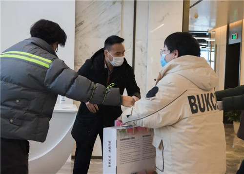 疫情期间，关爱员工丨西培教育领导为全体员工发放疫情福利